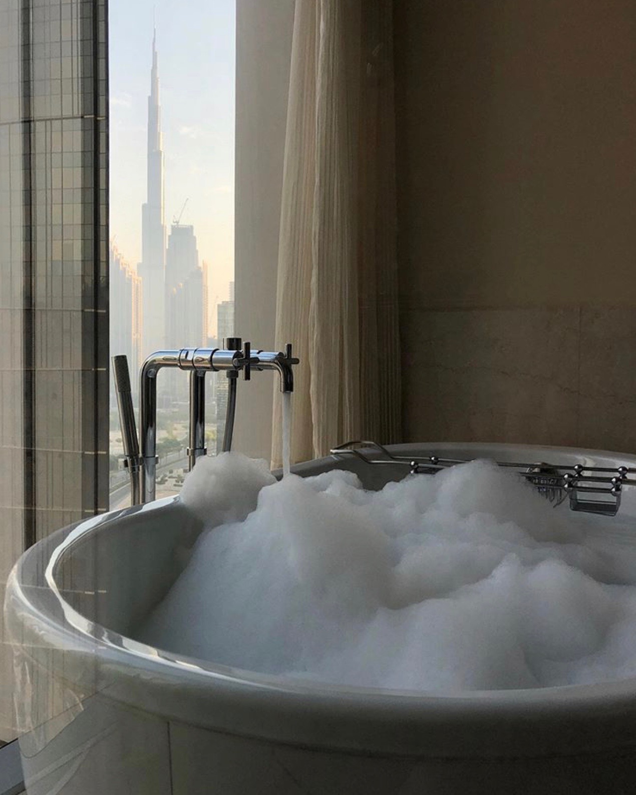 7 Beautiful Hotel Bathtubs Worth Traveling For
