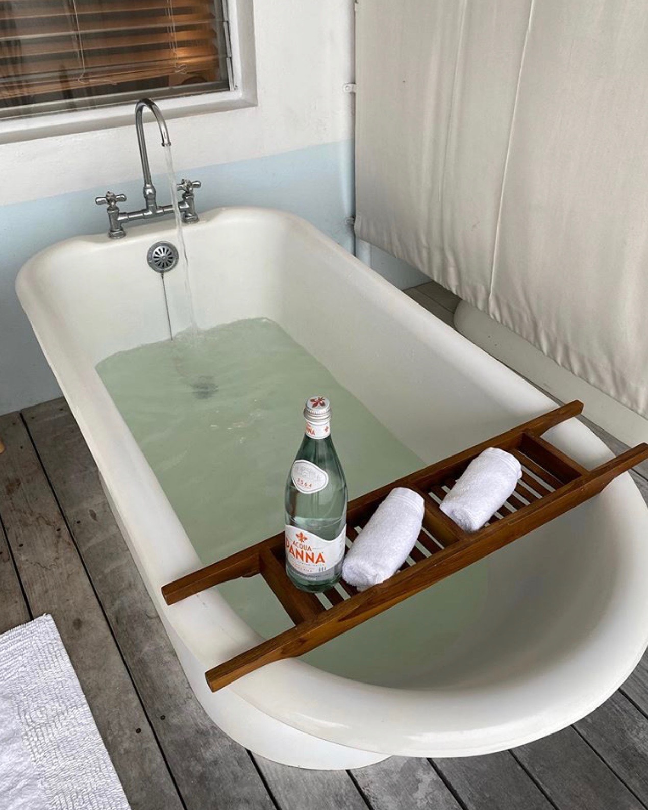 7 Beautiful Hotel Bathtubs Worth Traveling For